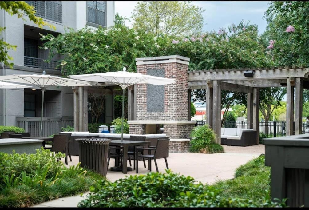 Ferienwohnung Chic Retreat-Walk To Nrg-Pool Houston Exterior foto
